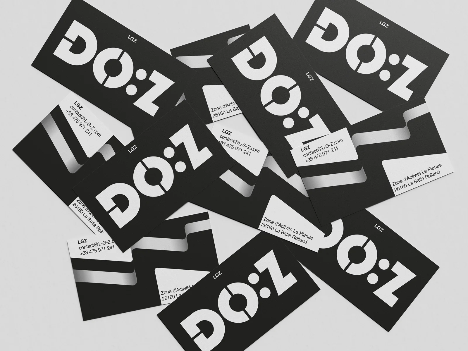 Several front and back business cards of the Doz brand with the logo and the icon of the furniture sold