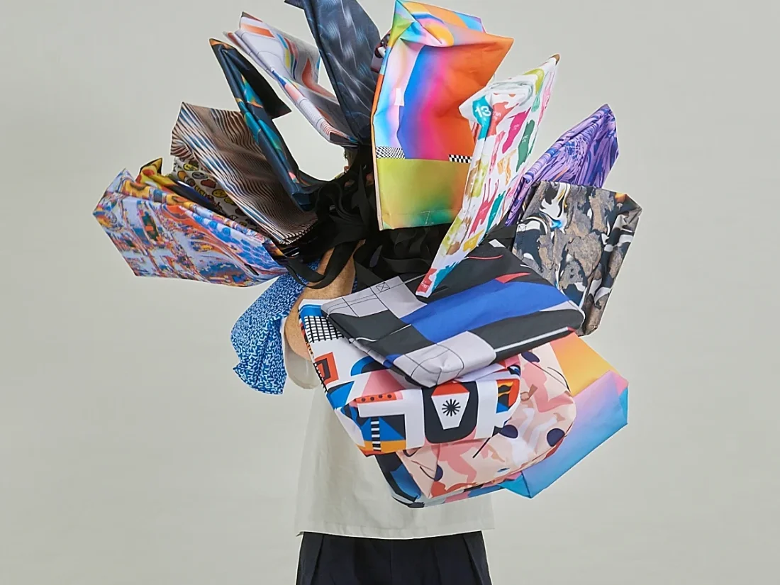Mannequin holding graphic bags Ucon Acrobatics
